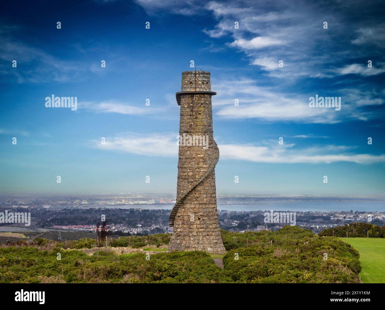 Affacciato sulla città dalle montagne di Dublino si trova un camino del XVIII secolo con scalinata a chiocciola esterna delle miniere di piombo di Ballychorus, Irlanda Foto Stock