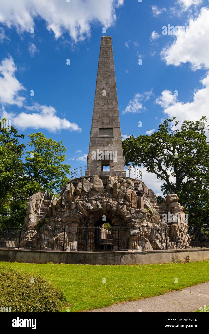 Obelisco Stillorgan del XVIII secolo a Dublino, progettato dall'architetto Edward Lovett Pearce per poggiare su un piedistallo sopra una grotta rustica. Foto Stock