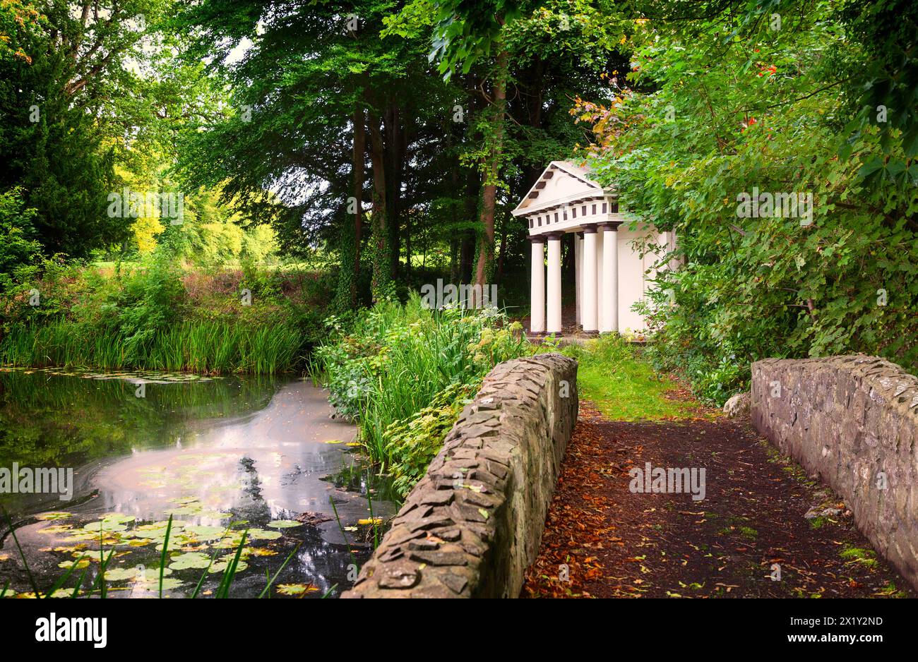 Il Doric Temple dispone di bagni di acqua fredda accanto a un lago nel Luttrellstown Castle Grounds, contea di Dublino, Irlanda. Foto Stock