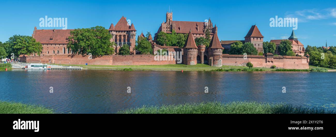 Ammira il Nogat fino alla fortezza di Marienburg, sede del Gran Maestro dei Cavalieri Teutonici tra il 1309 e il 1454, Malbork, Polonia Foto Stock