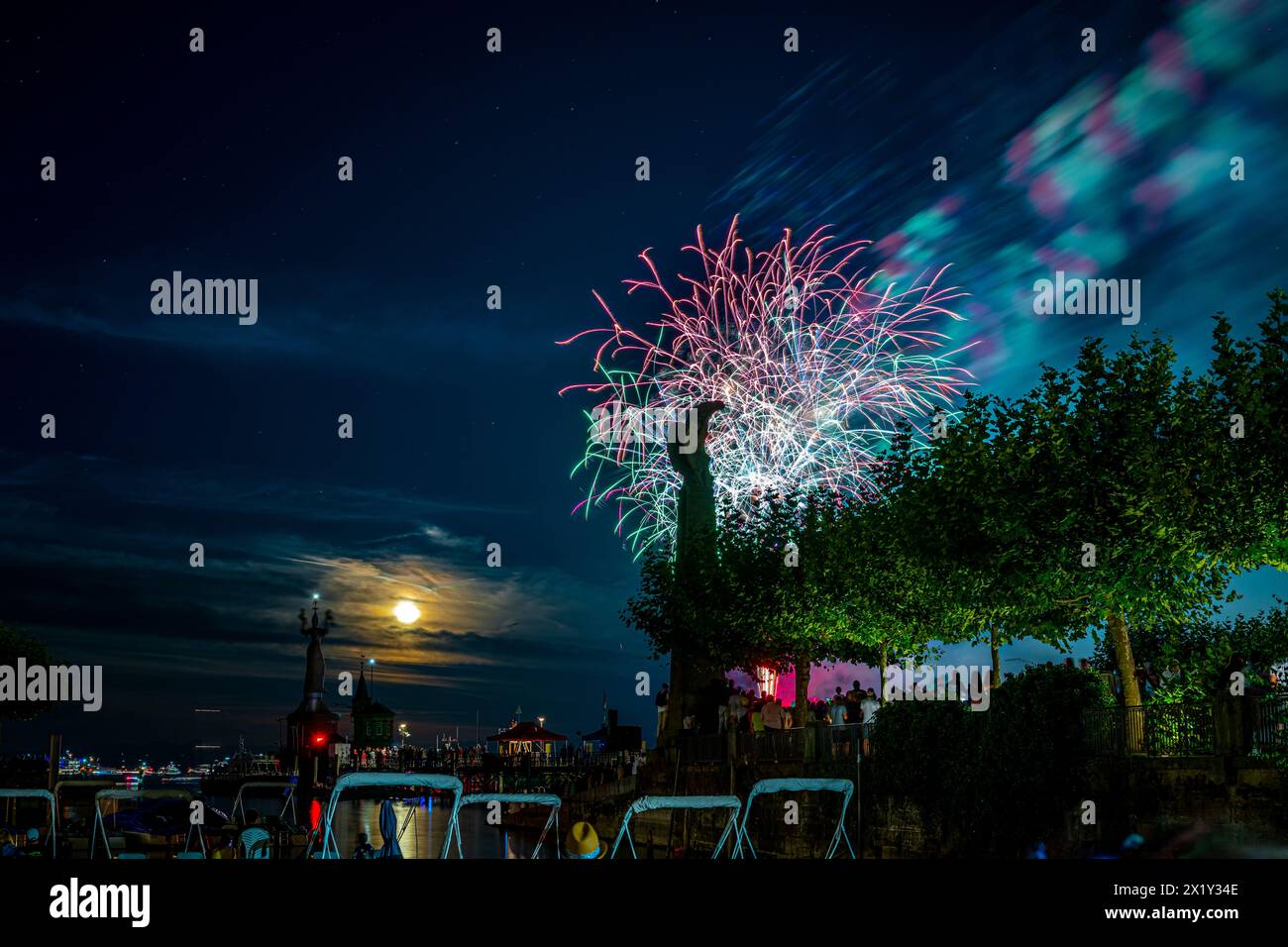 Splendidi fuochi d'artificio al festival delle luci di lago a Bodensee. Costanza, Baden-Württemberg, Germania. Foto Stock