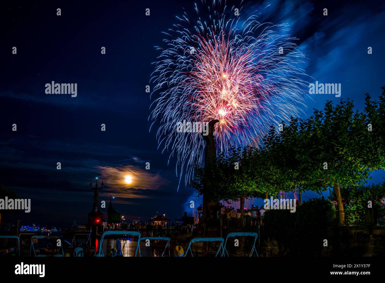 Splendidi fuochi d'artificio al festival delle luci di lago a Bodensee. Costanza, Baden-Württemberg, Germania. Foto Stock