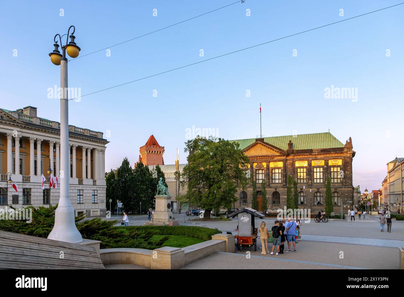 Piazza della vittoria (plac Wolności) con vista sulla Biblioteca Raczynski (Biblioteka Racyńskich, Biblioteca Raczyński) e il Museo Nazionale (Muzeum Narodowe W Poznani Foto Stock