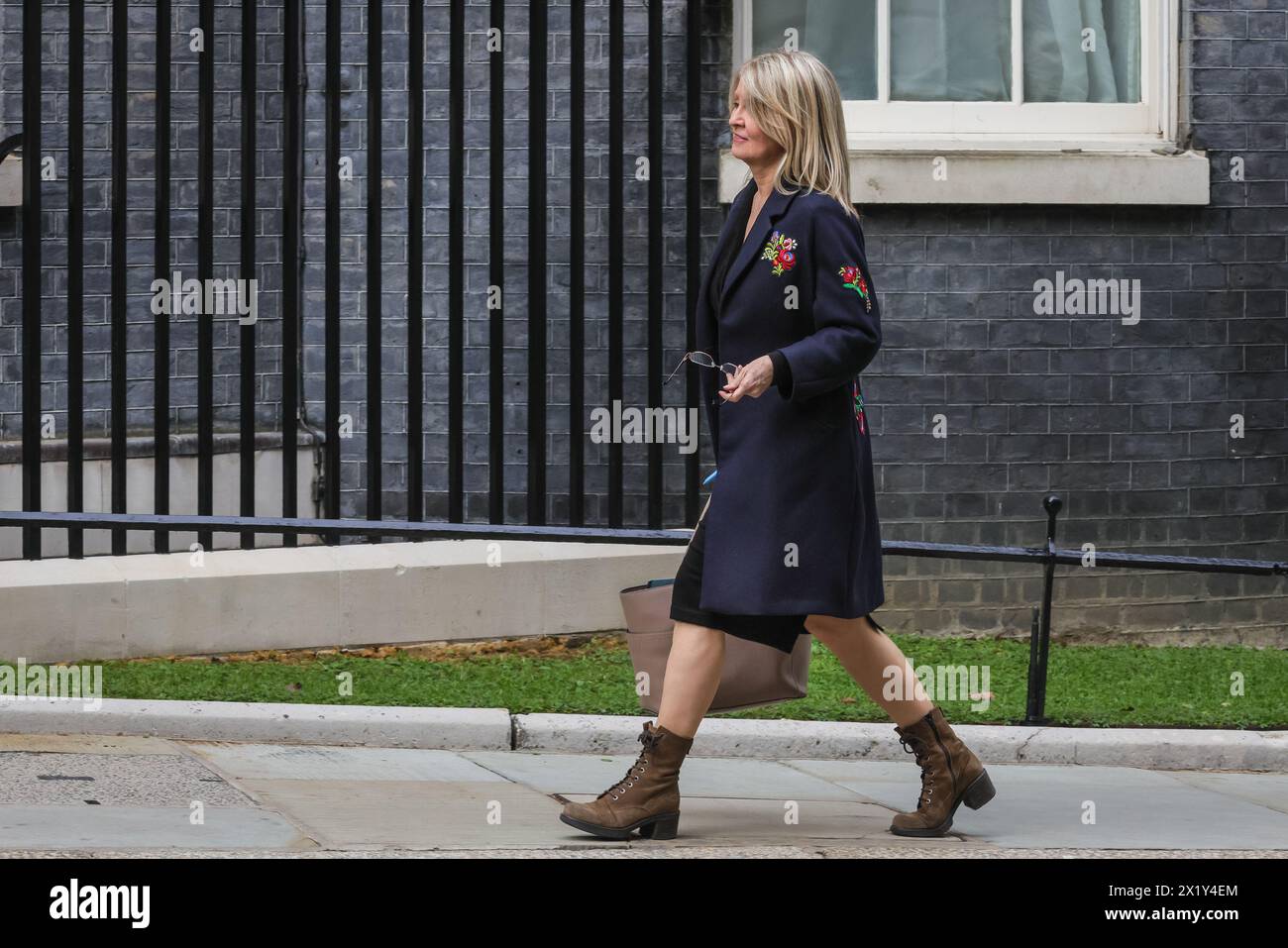 Londra, Regno Unito. 18 aprile 2024. Esther McVey, deputata, Ministro senza portafoglio nell'Ufficio di Gabinetto, nota come "Ministro del senso comune", cammina lungo la strada per entrare al 10 di Downing Street a Westminster, Londra, Regno Unito. Crediti: Imageplotter/Alamy Live News Foto Stock