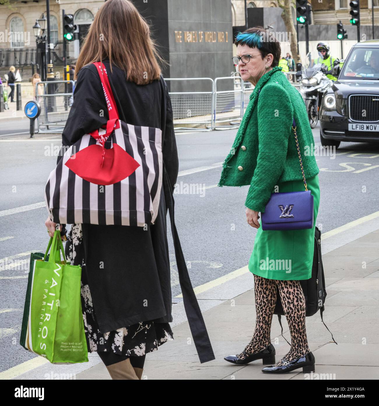 Londra, Regno Unito. 18 aprile 2024. Lucy Neville-Rolfe, Baronessa Neville-Rolfe, DBE, CMG, Ministro di Stato presso l'Ufficio di Gabinetto e pari della camera dei Lord, esce dall'Ufficio di Gabinetto di Whitehall, Westminster, Londra, Regno Unito. Crediti: Imageplotter/Alamy Live News Foto Stock