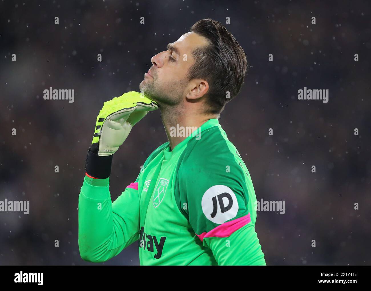 Londra, Regno Unito. 18 aprile 2024. 'Ukasz Fabiaa' ski del West Ham United segnala ai tifosi a tempo pieno, durante la partita dei quarti di finale di UEFA Europa League West Ham United vs Bayer 04 Leverkusen al London Stadium, Londra, Regno Unito, il 18 aprile 2024 (foto di Gareth Evans/News Images) a Londra, Regno Unito, il 18 aprile 2024. (Foto di Gareth Evans/News Images/Sipa USA) credito: SIPA USA/Alamy Live News Foto Stock