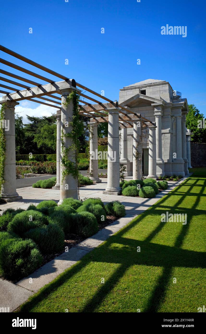 Sopra i due giardini terrazzati sommersi si trovano due coppie di stanze del libro, collegate da un pergolato con ognuna che rappresenta una provincia irlandese, e che tiene il malato Foto Stock