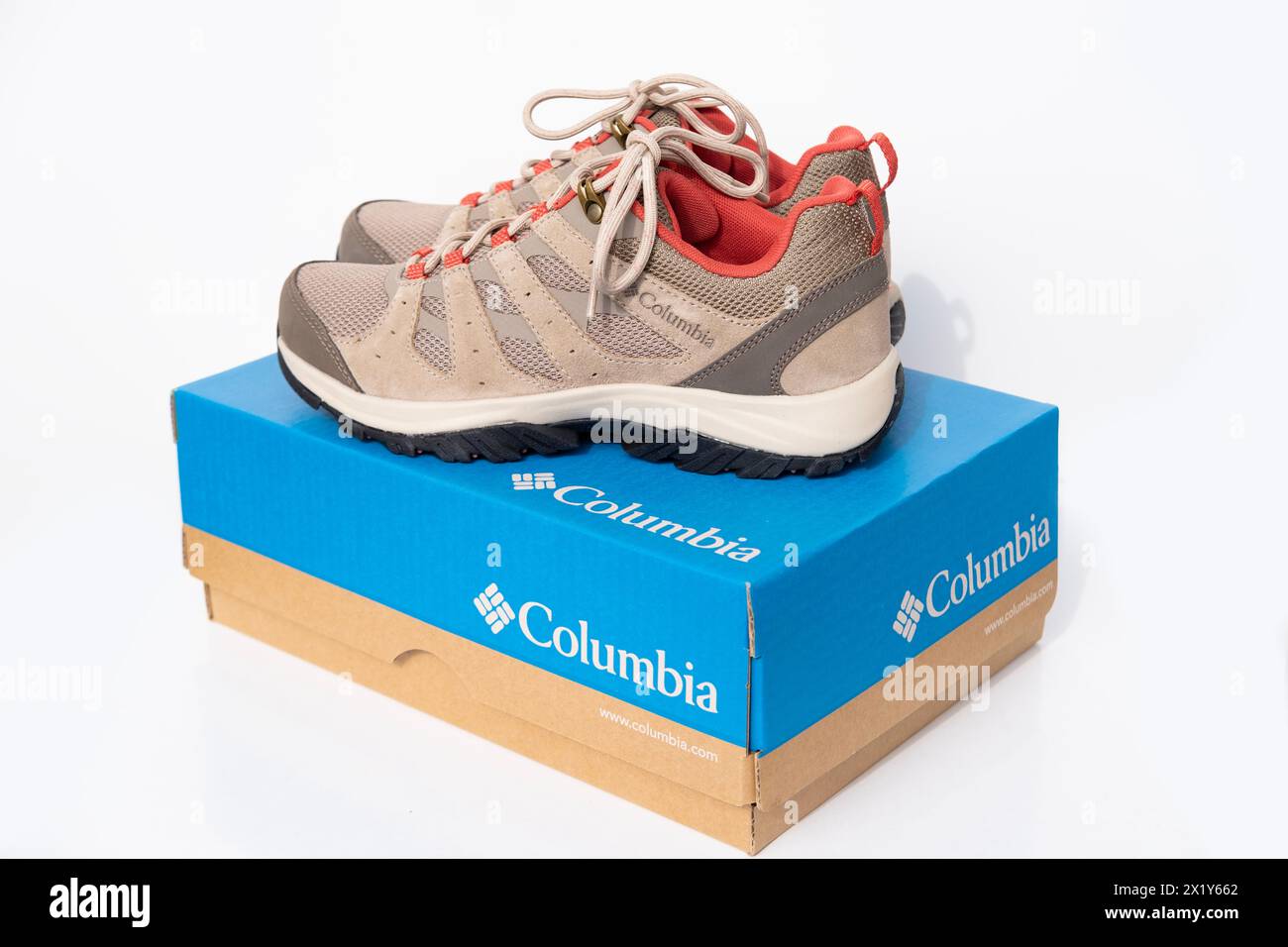 Scarpe moderne ed eleganti resistenti alle intemperie Сolumbia, sneaker da trekking marroni resistenti realizzate in pelle scamosciata naturale, che offrono comfort e sostegno per gli annunci pubblicitari all'aperto Foto Stock