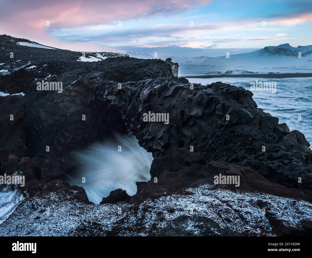 Arco di roccia al crepuscolo, Islanda Foto Stock