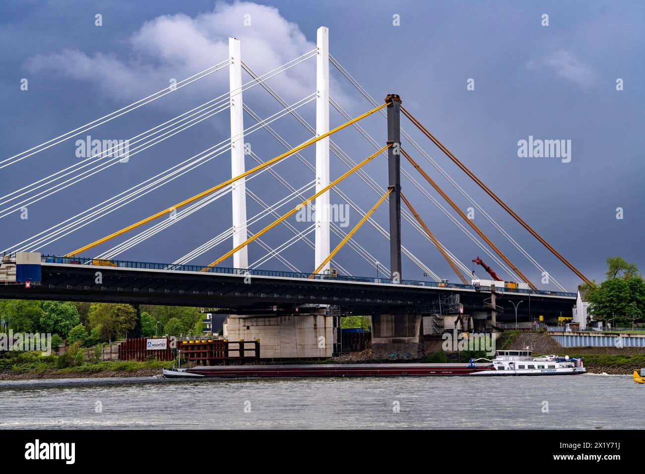 Die neue Rheinbrücke Neuenkamp, der A40, weiße Pfeiler Seile, und die alte Autobahnbrücke, die im Rückbau ist, Homberg Ufer, Duisburg, NRW, Deutschland, Autobahnbrücke Neuenkamp *** il nuovo ponte sul Reno Neuenkamp, la A40, le corde bianche e il vecchio ponte autostradale, in fase di smantellamento, Homberg Ufer, Duisburg, NRW, Germania, ponte autostradale Neuenkamp Foto Stock