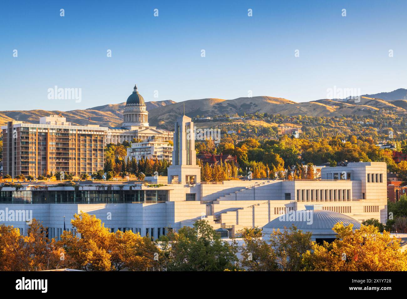 Salt Lake City, Utah, USA, paesaggio urbano autunnale con il Campidoglio. Foto Stock