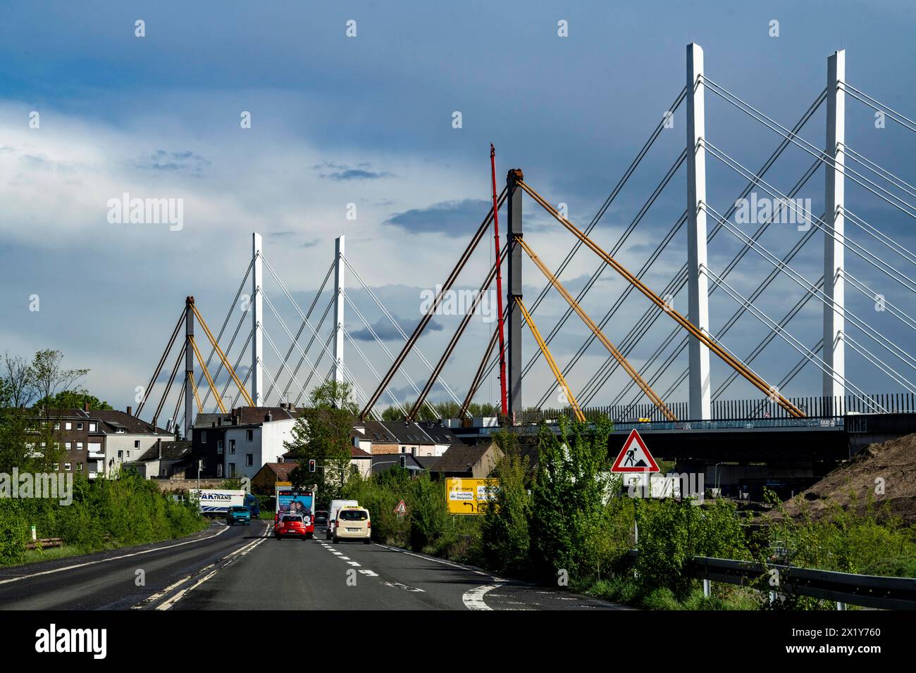 Die neue Rheinbrücke Neuenkamp, der A40, weiße Pfeiler Seile, und die alte Autobahnbrücke, Die im Rückbau ist, Duisburg, NRW, Deutschland, Autobahnbrücke Neuenkamp *** il nuovo ponte sul Reno Neuenkamp, la A40, le corde bianche e il vecchio ponte autostradale, in fase di smantellamento, Duisburg, NRW, Germania, il ponte autostradale Neuenkamp Foto Stock