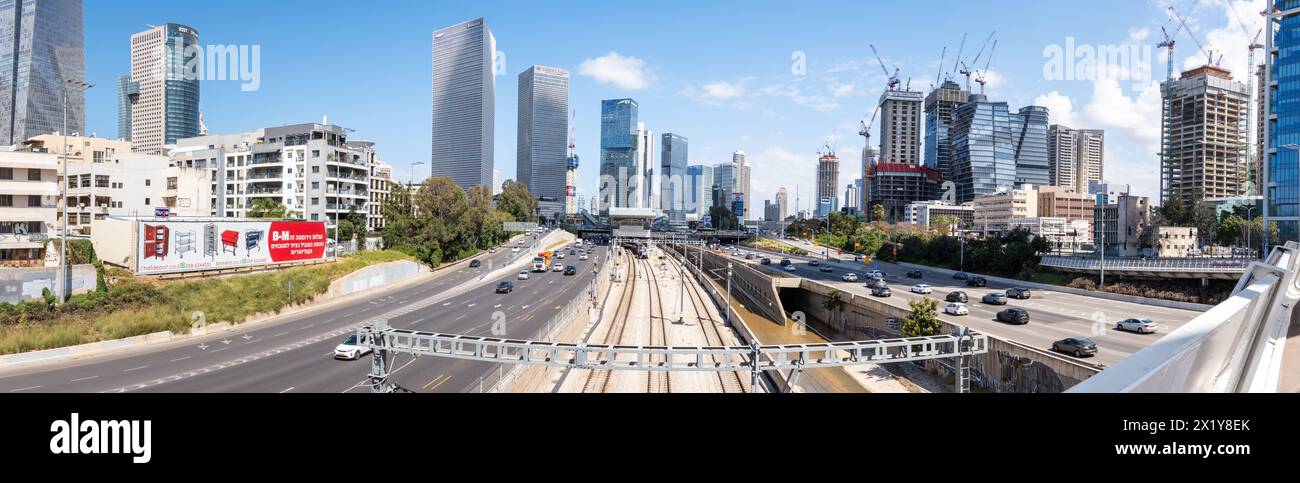 Tel Aviv, Israele - 22 marzo 2024: Vista panoramica della città di Tel Aviv e dell'Ayalon Freeway al mattino di primavera Foto Stock