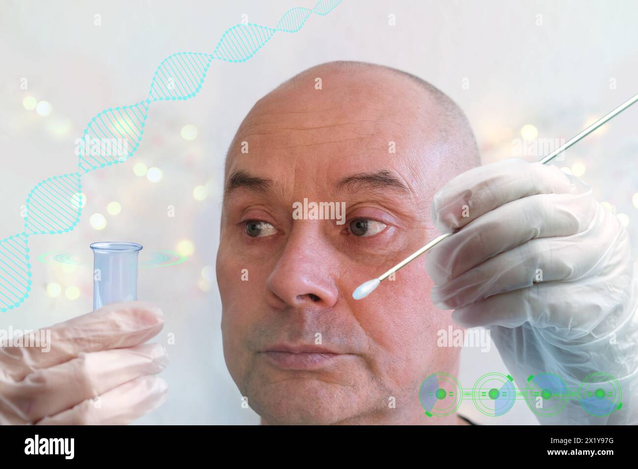faccia di un uomo calvo anziano primo piano, assistente di laboratorio, assistente di un medico prende un tampone dalla mucosa nasale con un tampone di cotone per il test del coronavirus, Foto Stock