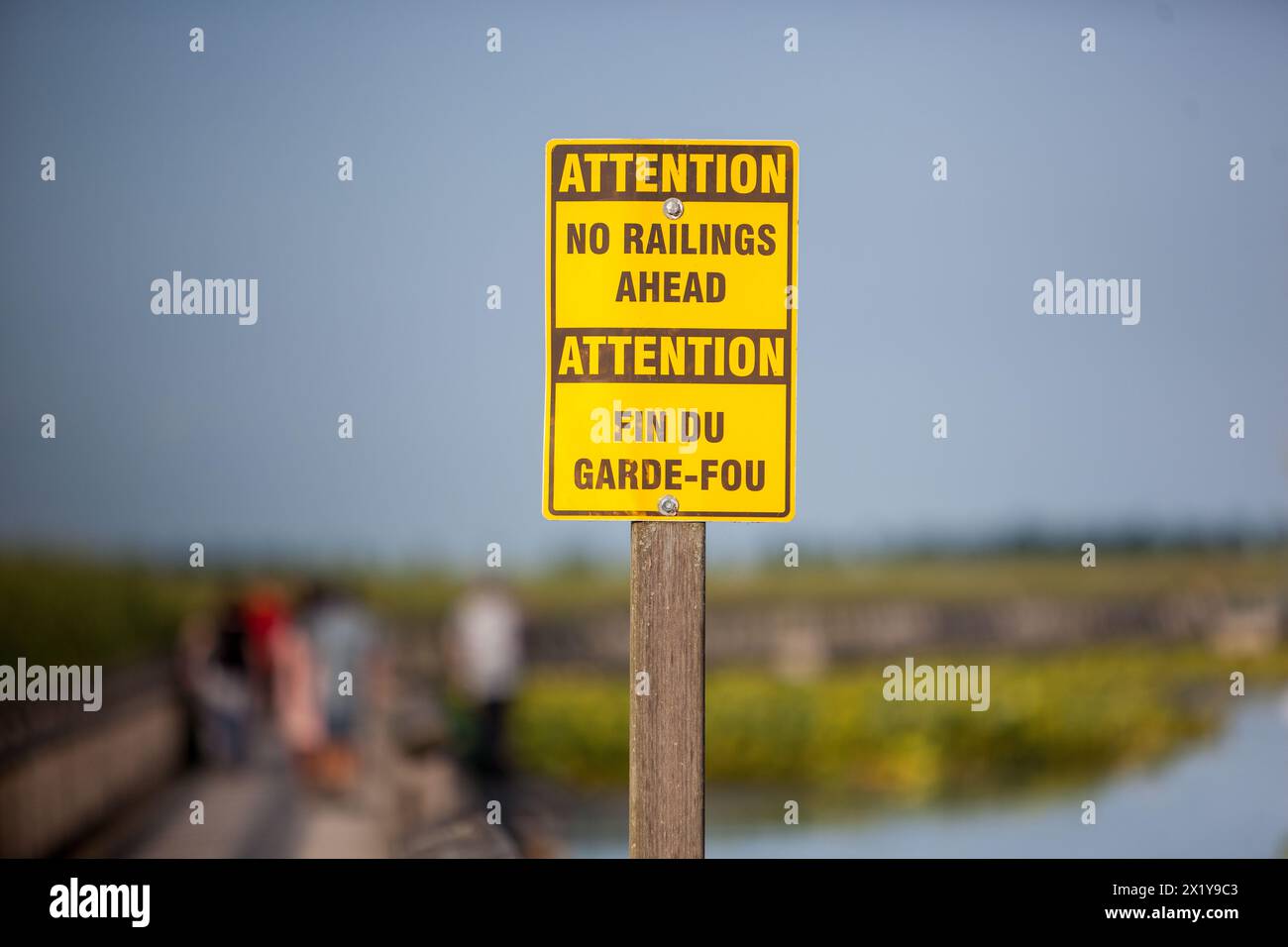 Attenzione cartello di avvertenza senza ringhiere davanti al percorso della passerella Foto Stock