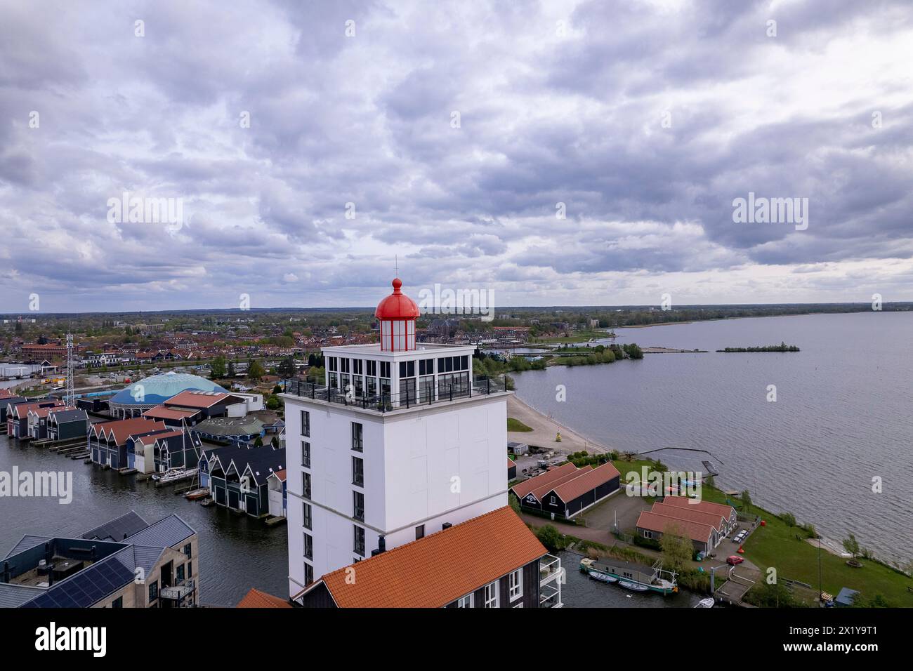 Aerea del porto ricreativo De Knar al Veluwemeer con barche da diporto e faro. Quartiere residenziale del canale olandese. Foto Stock