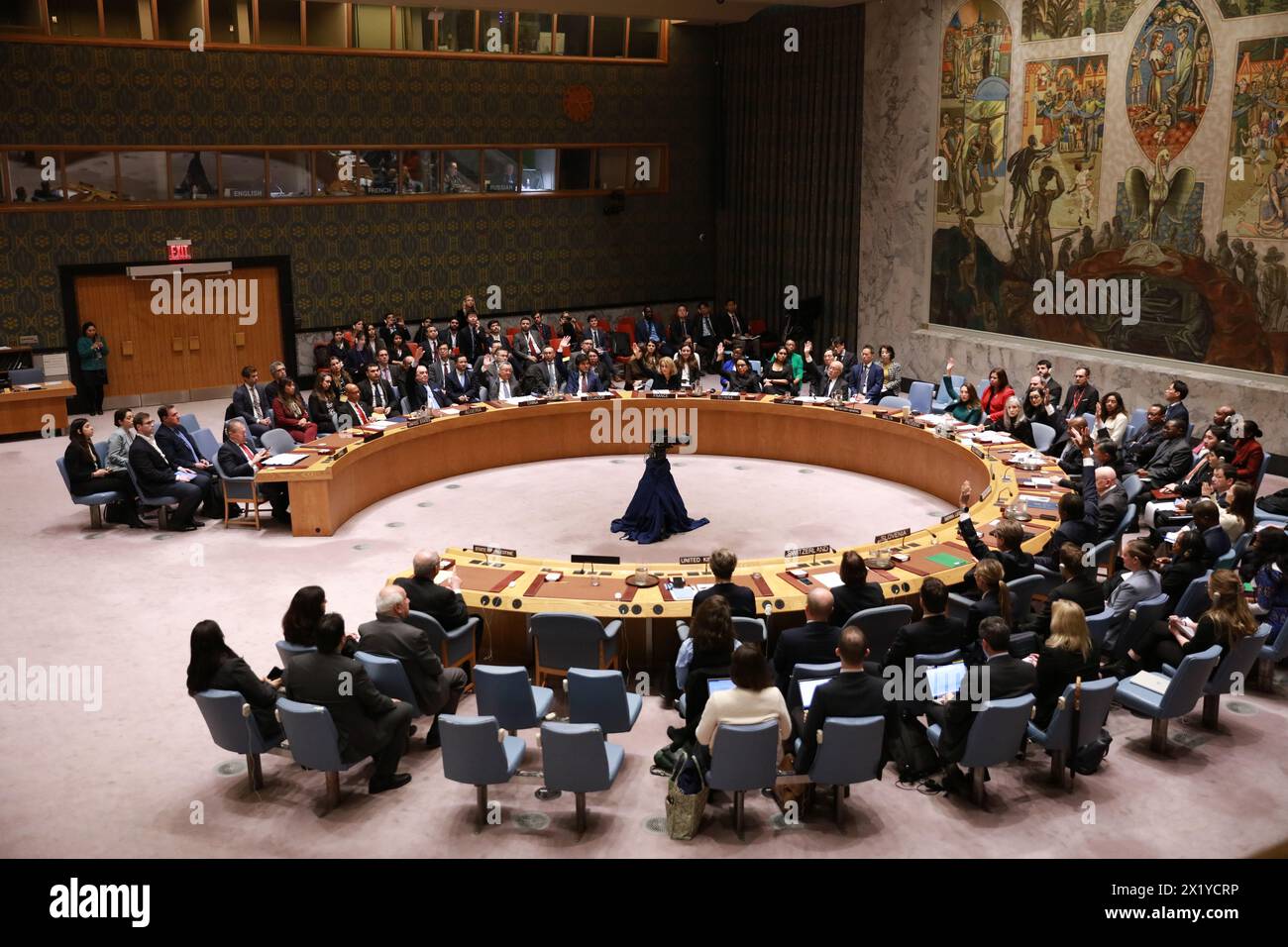 Nazioni Unite. 18 aprile 2024. I rappresentanti votano su un progetto di risoluzione che raccomanda all'Assemblea generale delle Nazioni Unite, composta da 193 membri, di "ammettere lo Stato di Palestina all'adesione delle Nazioni Unite” durante una riunione del Consiglio di sicurezza presso la sede delle Nazioni Unite a New York, il 18 aprile 2024. Giovedì gli Stati Uniti hanno votato contro una richiesta palestinese di adesione a pieno titolo delle Nazioni Unite al Consiglio di sicurezza. Crediti: Xie e/Xinhua/Alamy Live News Foto Stock
