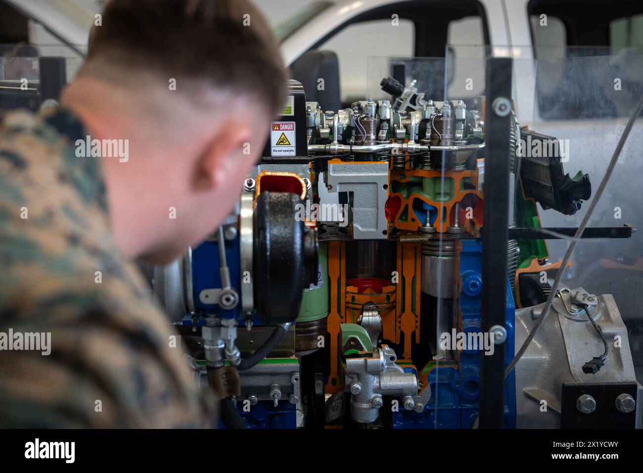 I marines del comando operazioni speciali delle forze marittime conducono applicazioni pratiche durante la parte di manutenzione MARSOF del corso operazioni logistiche multidisciplinari a Camp Lejeune, Carolina del Nord, 26 marzo 2024. MDLOC è l'aspetto finale di una pipeline di formazione di 12 settimane che è suddivisa in tre campi di carriera specifici: Logistica e supporto, manutenzione e ordigni. (Foto del corpo dei Marines degli Stati Uniti del sergente Evan Jones) Foto Stock