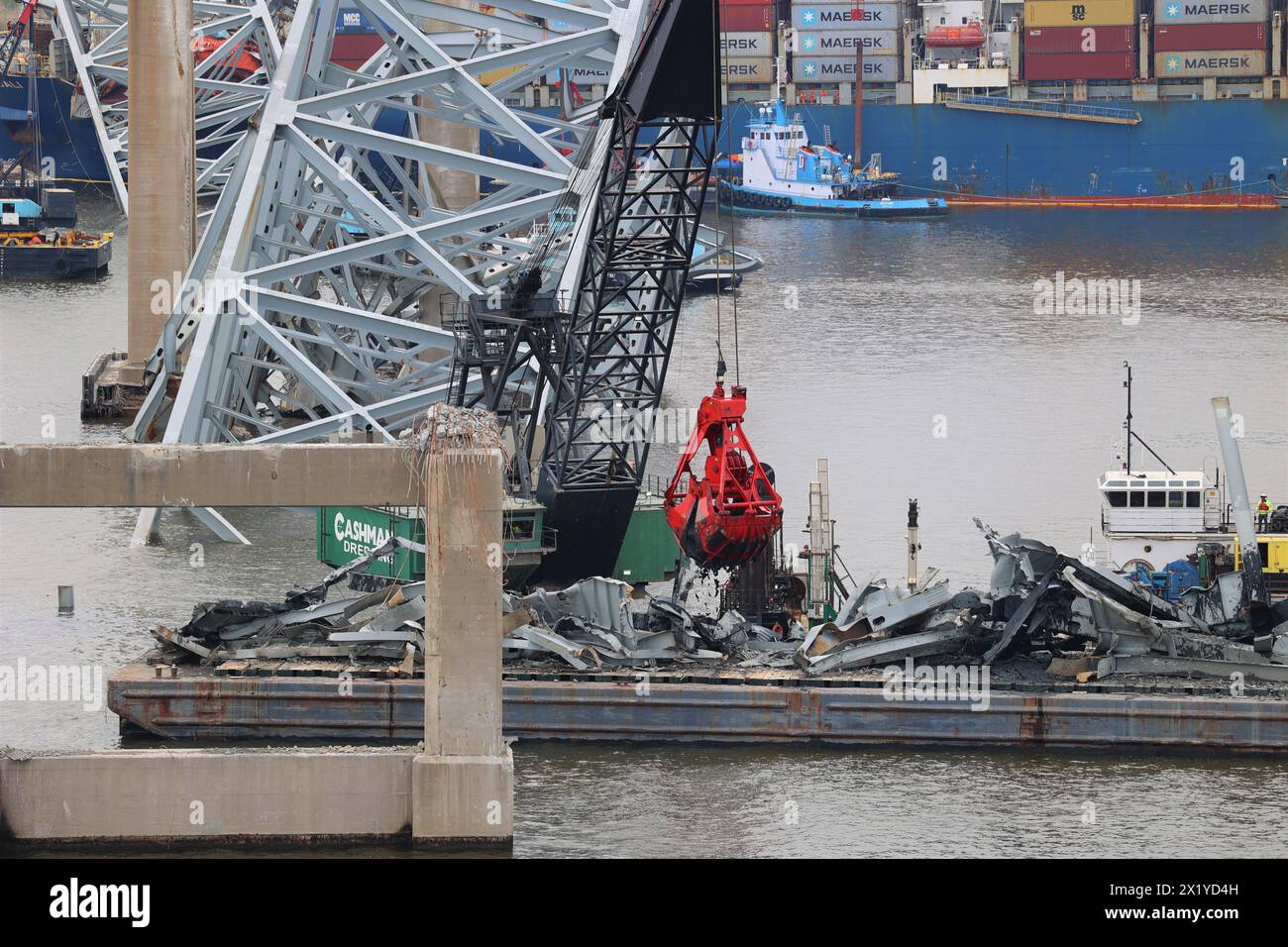 Una gru rimuove i rottami del ponte dal fiume Patapsco su una chiatta il 17 aprile. La rimozione di detriti e rottami è in corso a sostegno di una priorità assoluta per aprire in modo sicuro ed efficiente il canale di Fort McHenry. Foto Stock