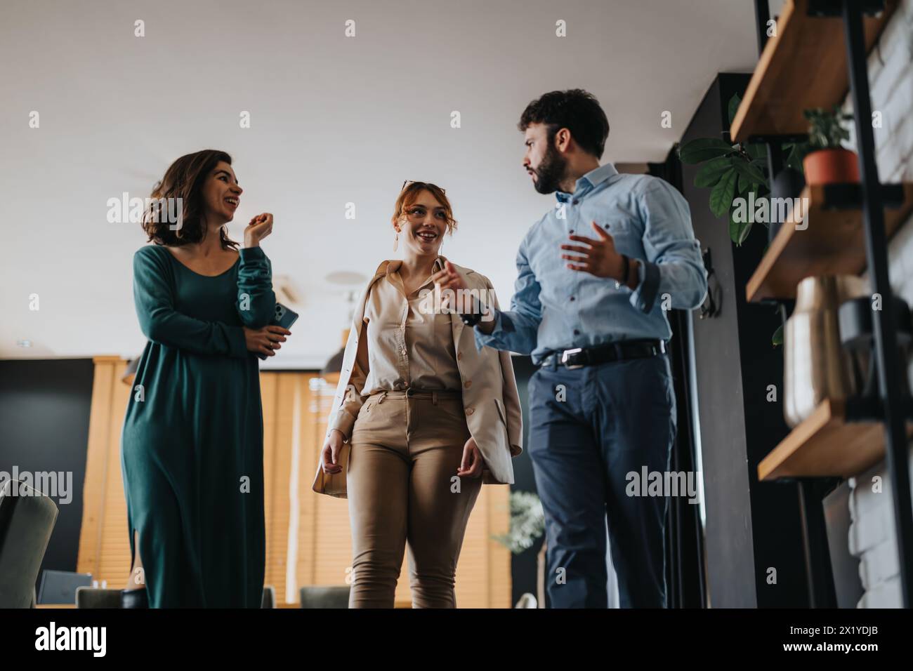 Coinvolgere i colleghi aziendali nella discussione dei dettagli del progetto in un ambiente informale Foto Stock