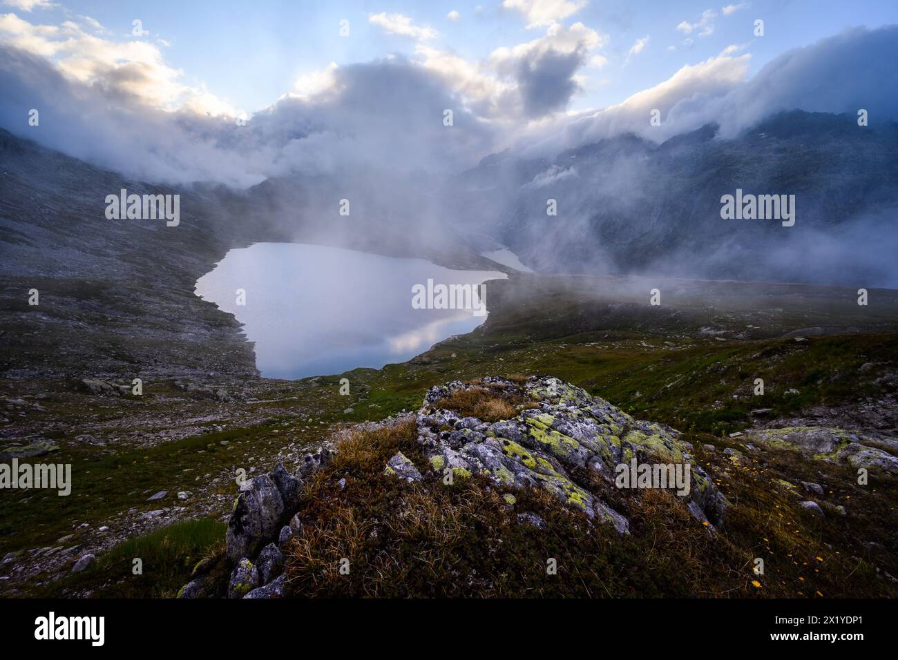 Ciuffi di nebbia sull'Oberaargletscher, Svizzera Foto Stock