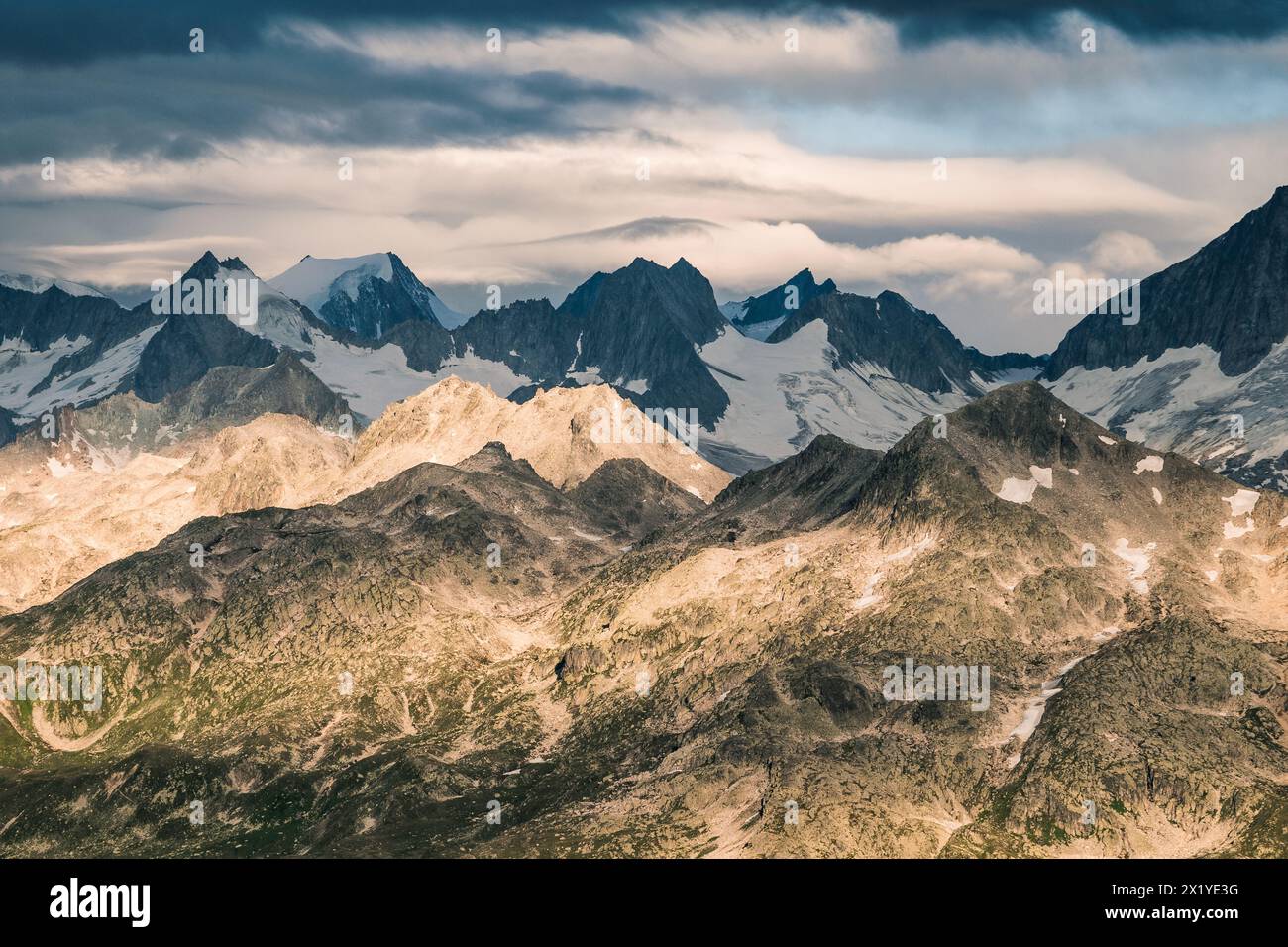 Nuvole e ombre chiare, passo di Susten, Cantone di Berna, Svizzera Foto Stock