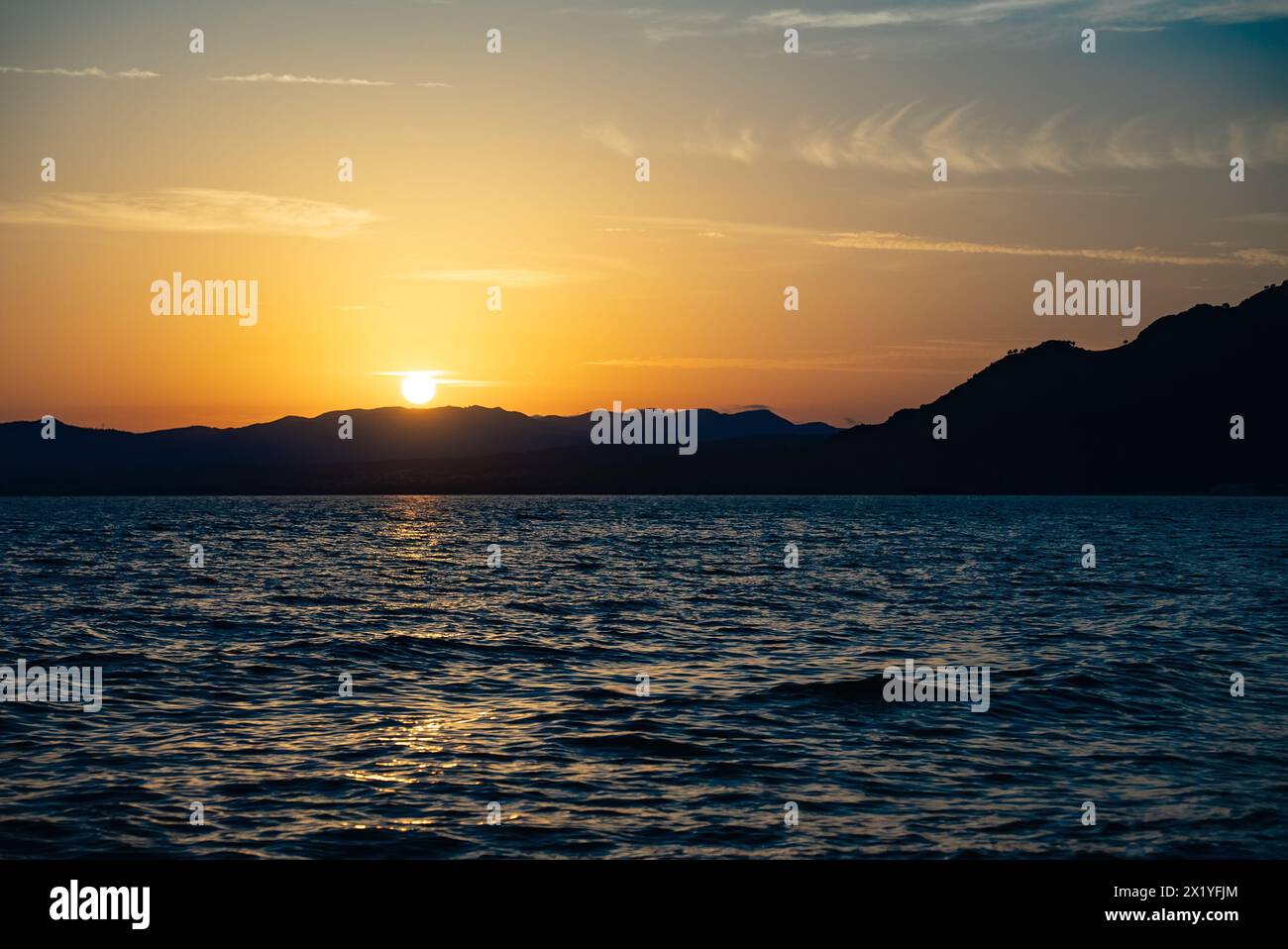 Splendido tramonto sulla spiaggia di Pefki sull'isola di Rodi in Grecia. Foto Stock