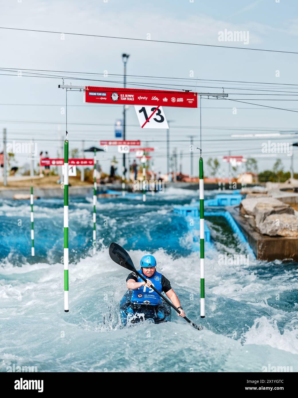 Ashley Nee gareggia durante le prove a squadre olimpiche di kayak del 2024 al Montgomery Whitewater Park di Montgomery, Alabama, USA. Foto Stock