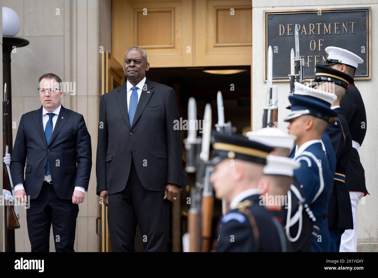 Arlington, Stati Uniti d'America. 18 aprile 2024. Arlington, Stati Uniti d'America. 18 aprile 2024. Il Segretario alla difesa degli Stati Uniti Lloyd J. Austin III, in piedi con il ministro della difesa norvegese Bjørn Arild Gram, a sinistra, per la riproduzione di inni nazionali durante la cerimonia di arrivo al Pentagono, 18 aprile 2024, ad Arlington, Virginia. Crediti: MC1 Alexander Kubitza/DOD/Alamy Live News Foto Stock