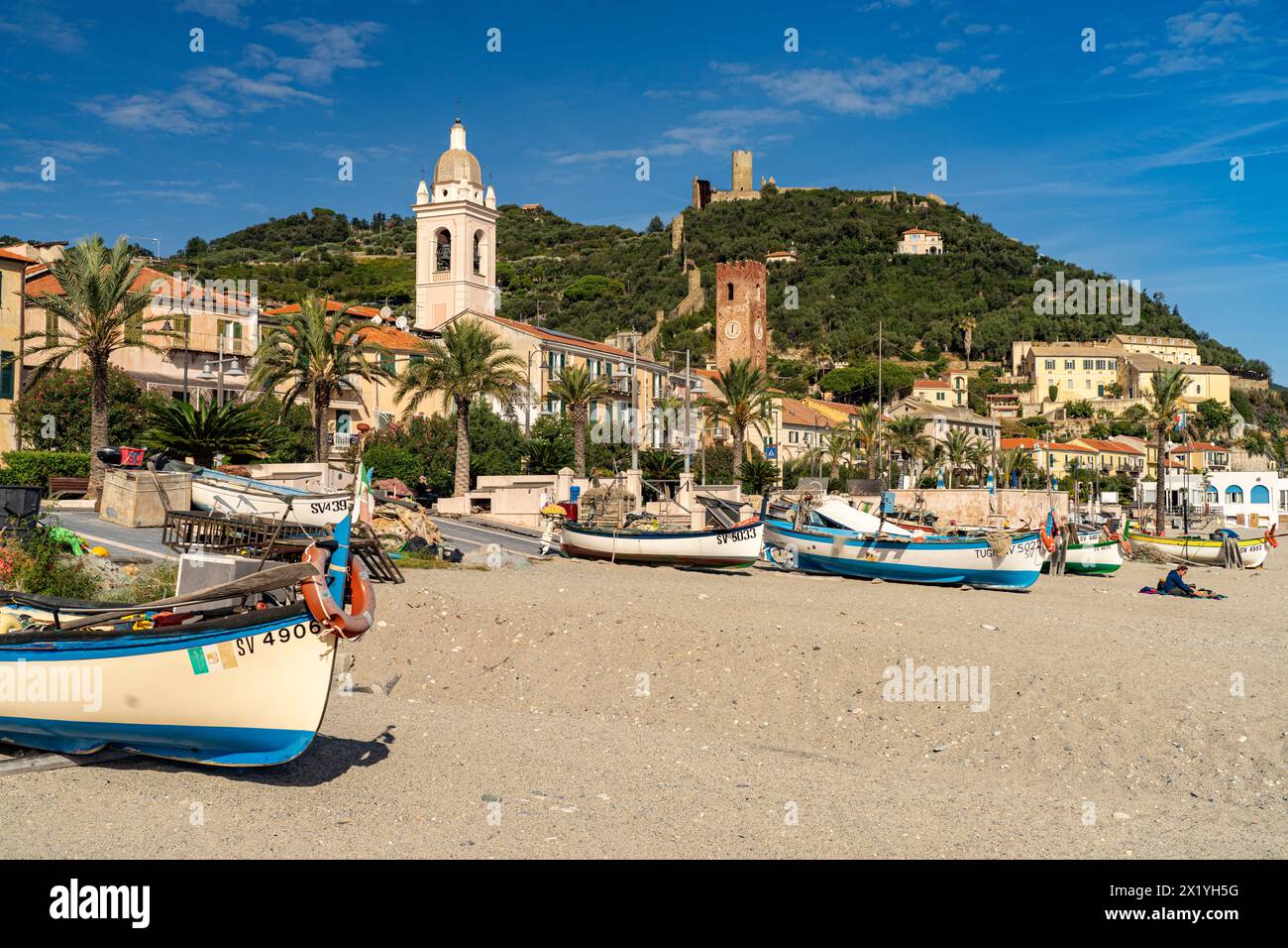Barche da pesca sulla spiaggia dei pescatori di Noli, Riviera di Ponente, Liguria, Italia, Europa Foto Stock