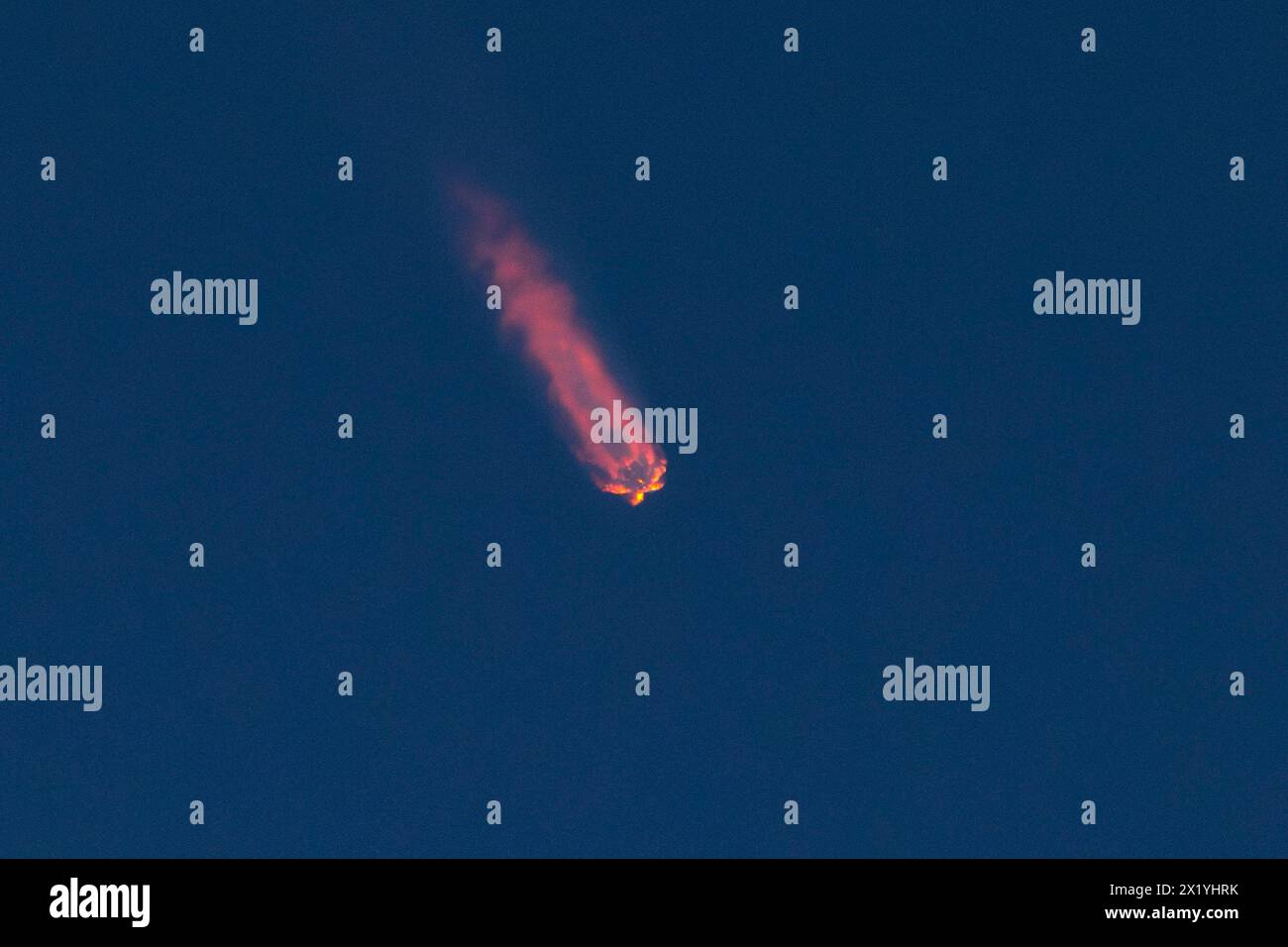 Cape Canaveral, Stati Uniti d'America. 17 aprile 2024. Un razzo Falcon 9 SpaceX inizia a scendere per atterrare sul droneship SpaceX, "Just Read the Instructions", dopo aver trasportato la missione Starlink 6-51 in orbita terrestre bassa dal Kennedy Space Center, 17 aprile 2024, a Cape Canaveral, Florida. Il razzo trasportò con successo il carico utile di 23 satelliti Internet Starlink in orbita terrestre bassa. Crediti: Joshua conti/US Space Force/Alamy Live News Foto Stock