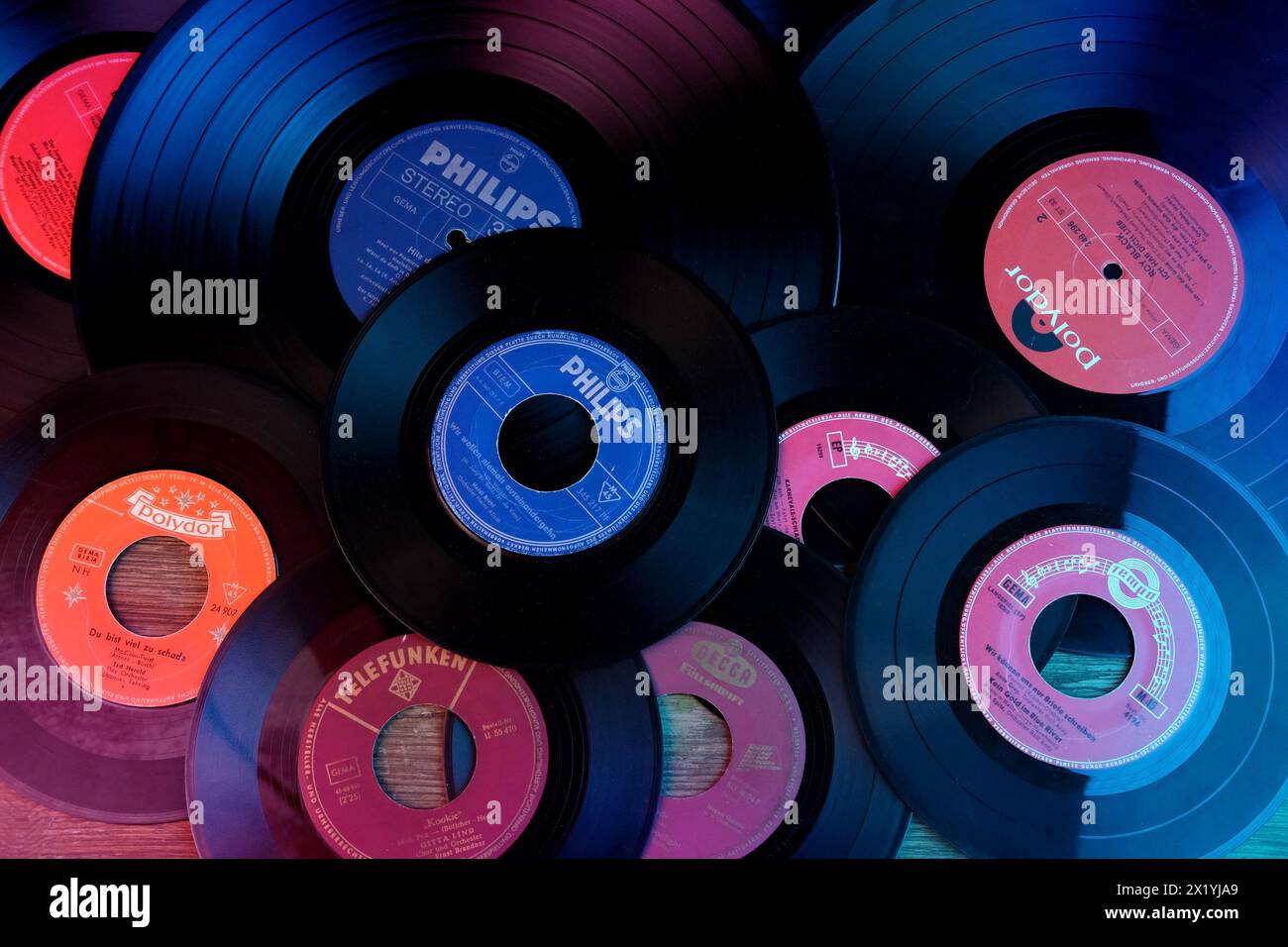 Francoforte, Germania - aprile 2021: Primo piano del disco in vinile nero di Philips, Polydor, Telefunken, concept di musica retrò analogica, impressioni audio, Relaxa Foto Stock