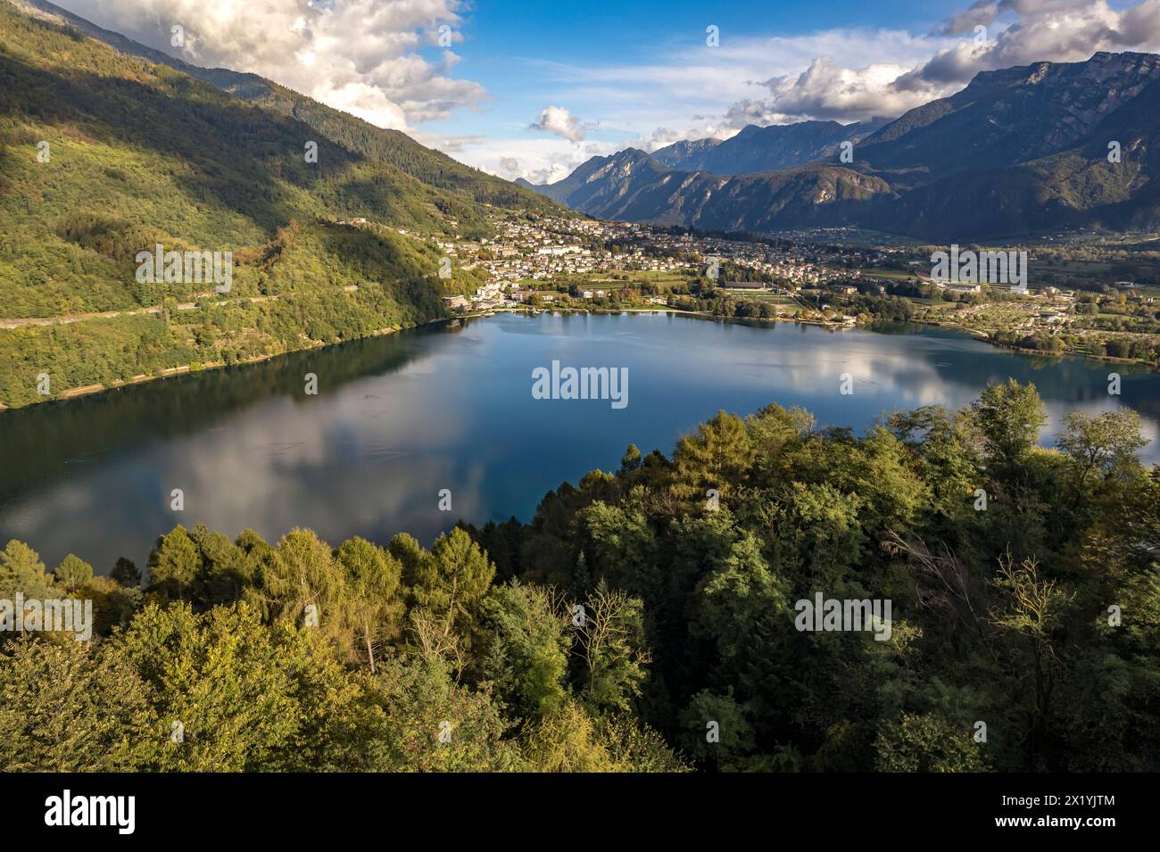 Löweneck o Levico Terme sul lago di Levico in Valsugana, Trentino, Italia, Europa Foto Stock