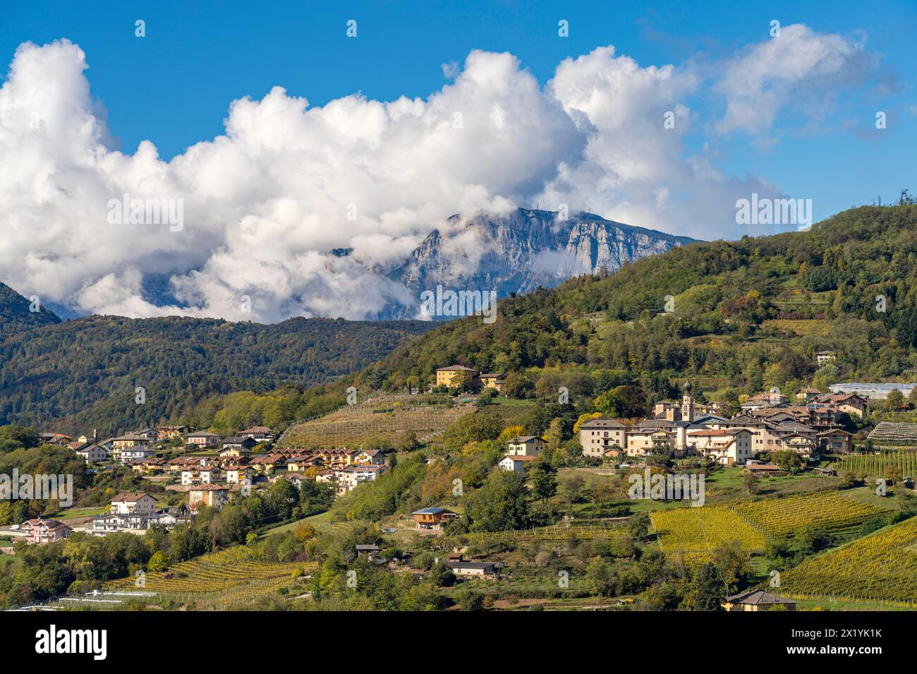 Il paese di Madrano in Val Suganertal, Pergine Valsugana, Trentino, Italia, Europa Foto Stock