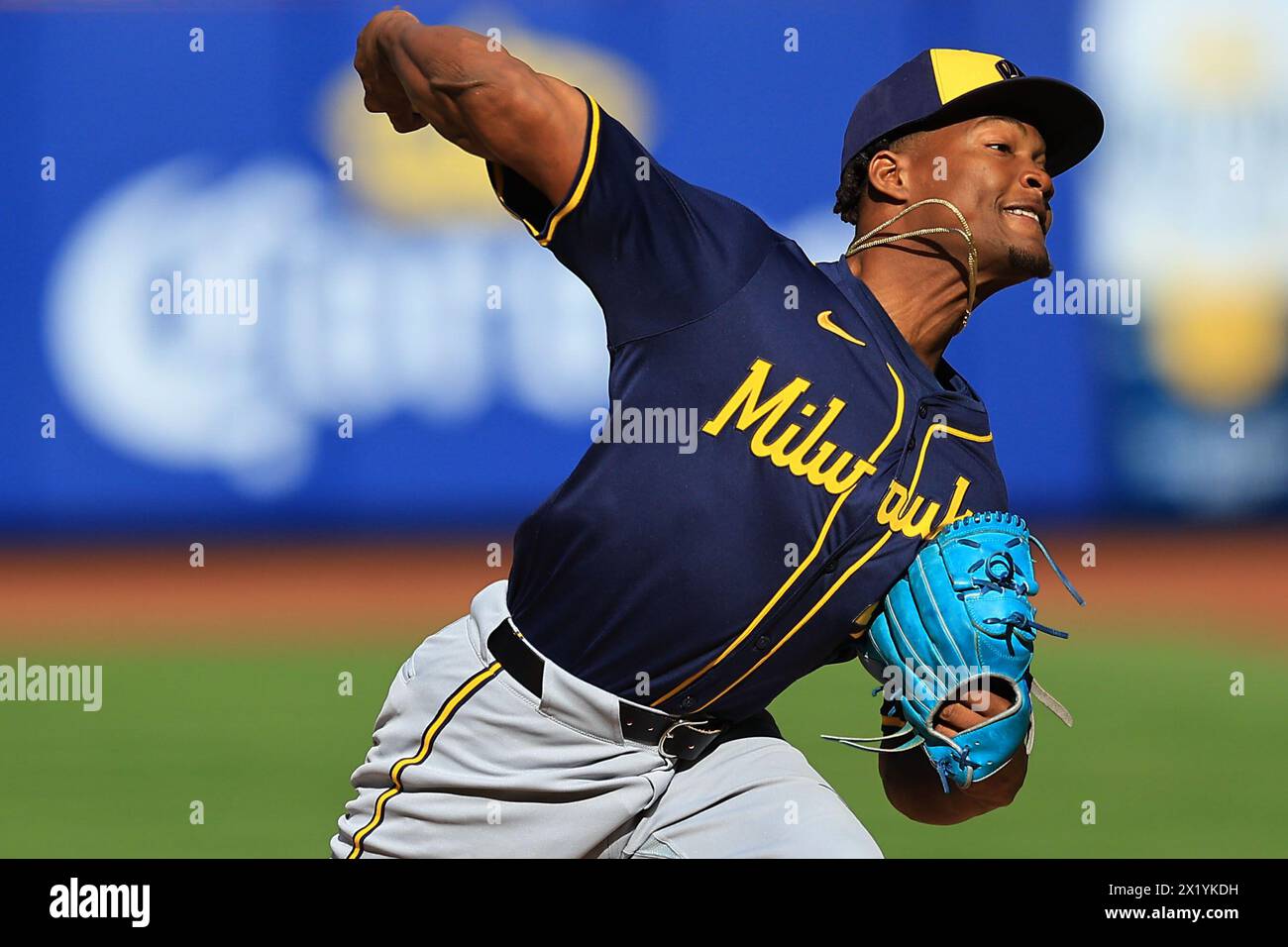 Il lanciatore di rilievo dei Milwaukee Brewers Abner Uribe n. 45 lancia durante il nono inning della partita di baseball della MLB contro i New York Mets al Citi Field di New York City, N.Y., venerdì 29 marzo 2024. (Foto: Gordon Donovan) Foto Stock