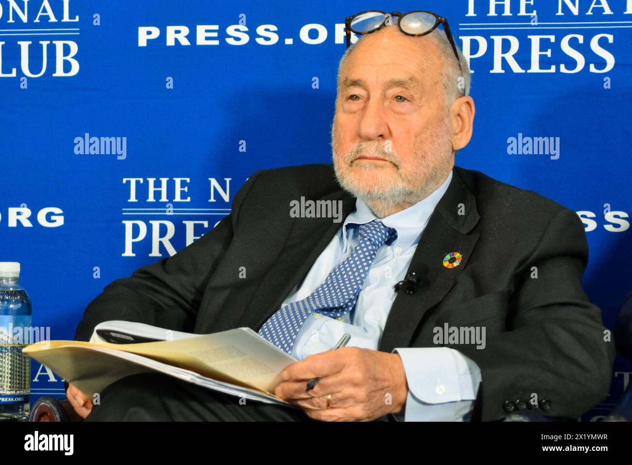 L'economista Joseph Stiglitz al National Press Club, 17 aprile 2024, ha discusso il suo rapporto per l'UNESCO sulla libertà di stampa e lo sviluppo economico Foto Stock