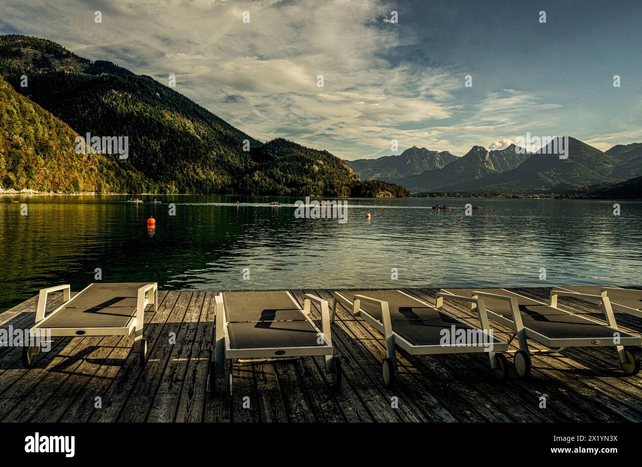 Vista da una spiaggia balneare con lettini sul Lago Wolfgangsee, St Gilgen, Stato di Salisburgo, Austria Foto Stock