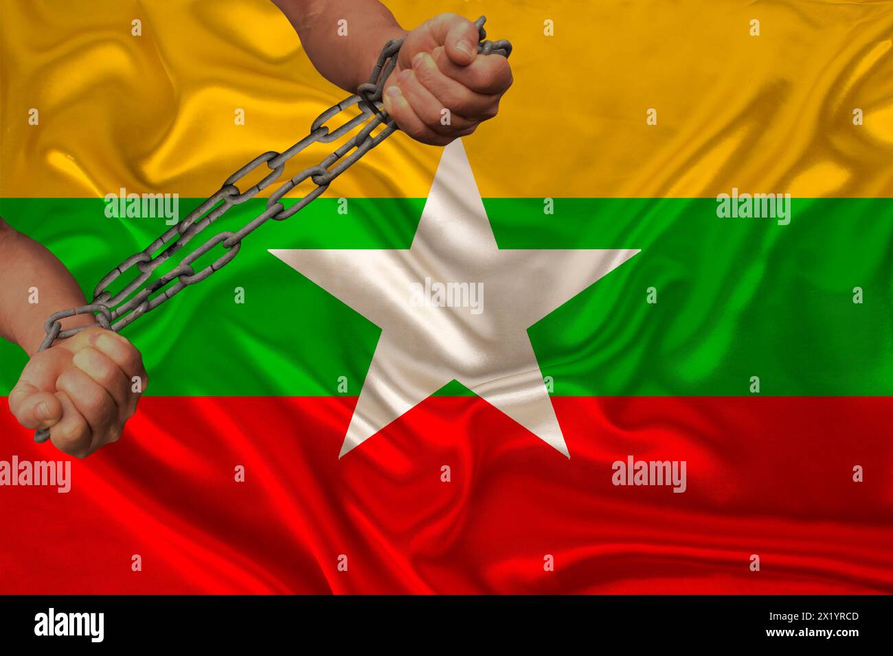 Le mani maschili rompono la catena di ferro, simbolo della tirannia, protesta sullo sfondo della bandiera nazionale del Myanmar, concetto di repressione politica, arresto, m Foto Stock