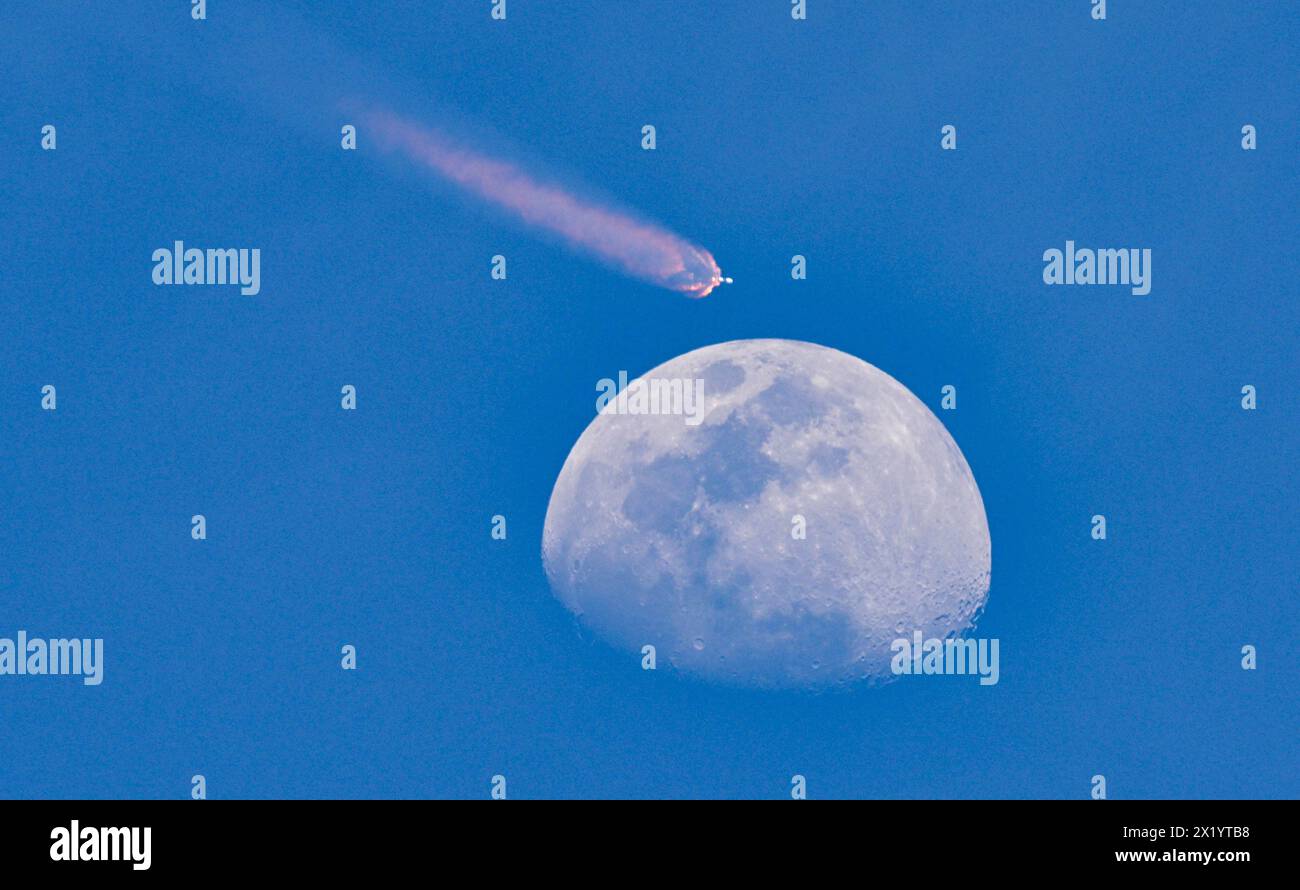 Un razzo Falcon 9 SpaceX che trasporta ventitré satelliti Starlink vola oltre la luna dal Launch Complex 40 alla Cape Canaveral Space Force Station, Florida, giovedì 18 aprile 2024. Foto di Joe Marino/UPI credito: UPI/Alamy Live News Foto Stock