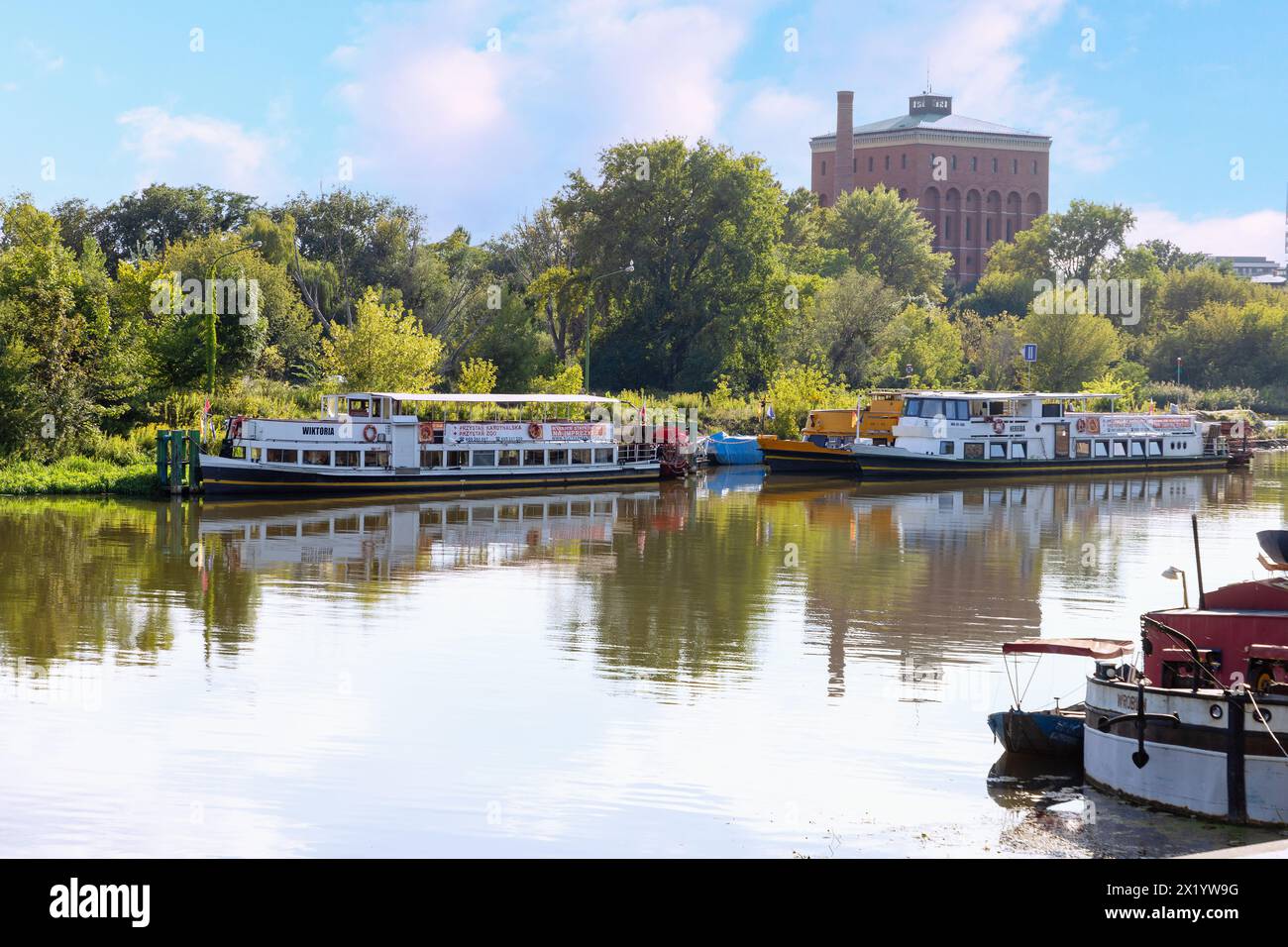 Old Oder (Stara Odra) presso la Marina di Szczytnicka (Przystań Szczytnicka) con torre d'acqua sulla diga (MPWiK - Wieża Ciśnień) a Wrocław (Bresl, Bresl Foto Stock