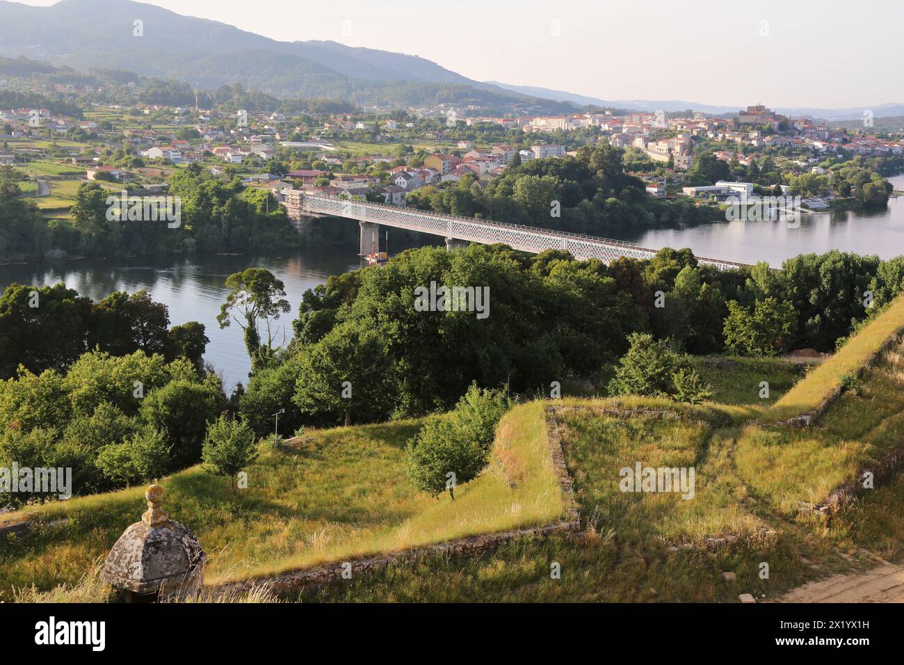 Ponte sul fiume Minho, confine tra Spagna e Portogallo ValenÁa do Minho, Viana do Castelo, Portogallo, Tui, Pontevedra, Galizia, Spagna. Foto Stock