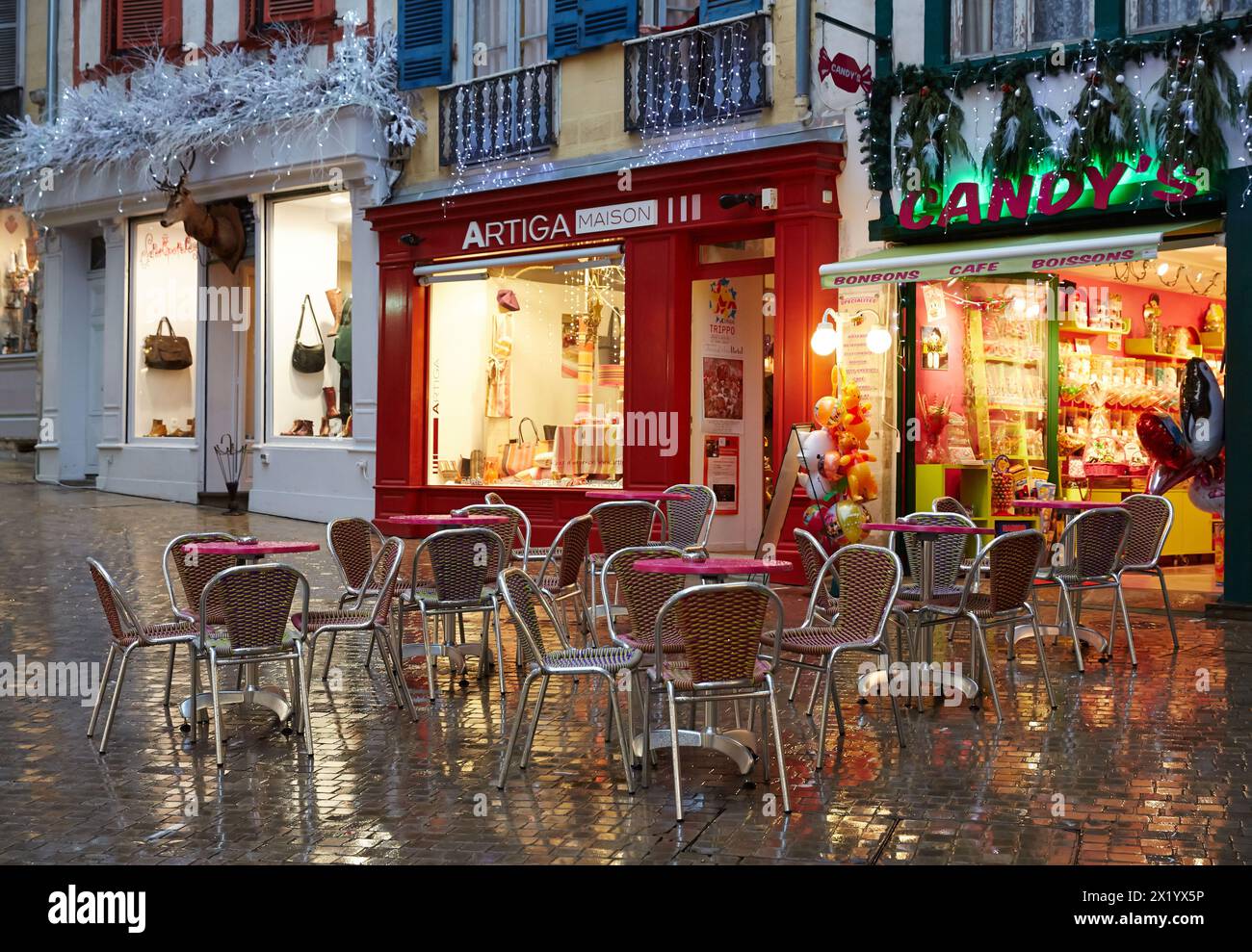 Pioggia, lo shopping di Natale, Bayonne, Aquitaine, Pyrénées-Atlantiques, Paese Basco, 64, Francia. Foto Stock