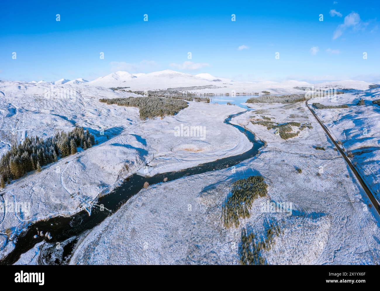 Panorama innevato scozzese delle Highlands, loch Tulla al Ponte di Orchy , Inveroran . Strada scozzese che attraversa le Highlands scozzesi Foto Stock