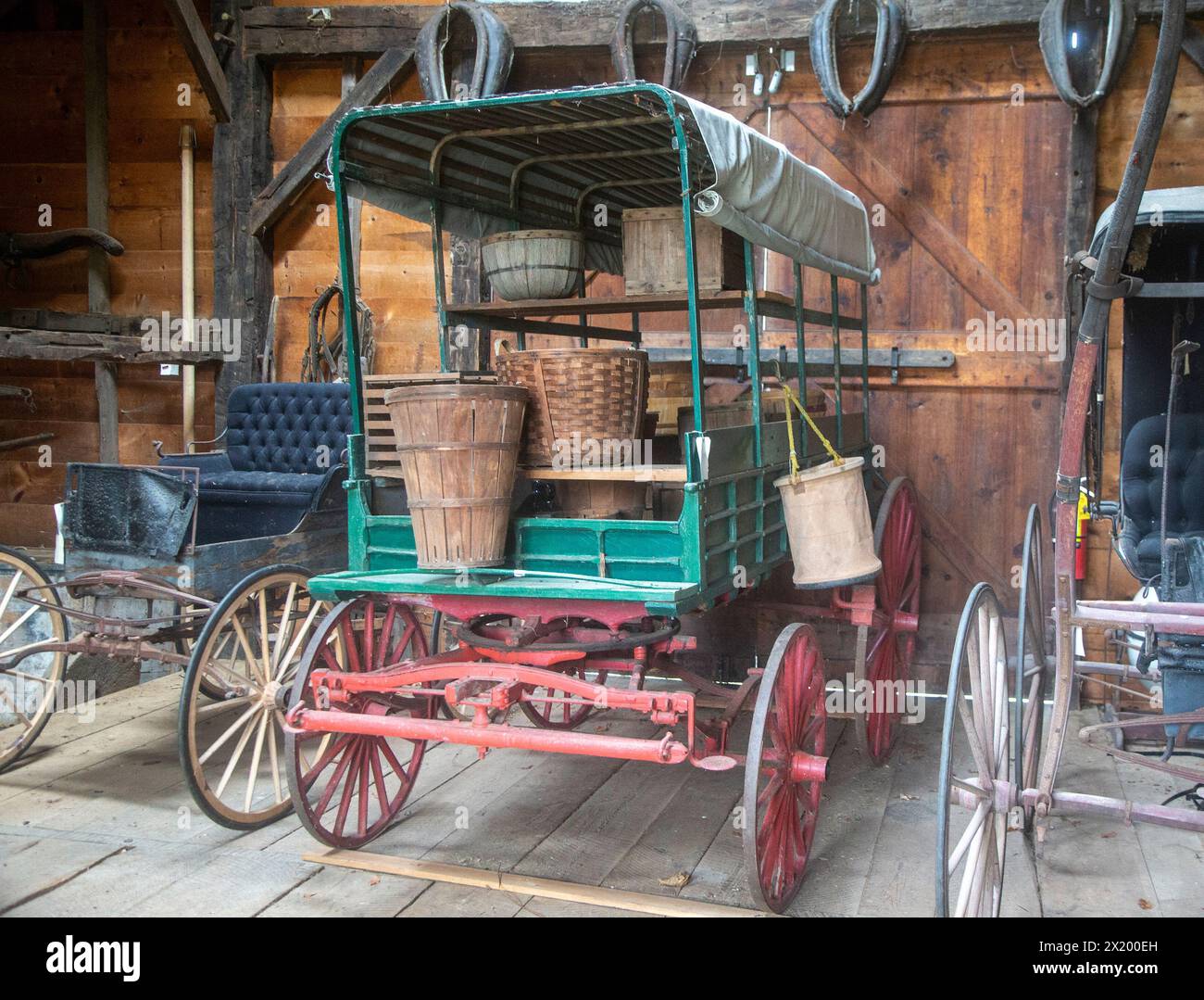 Vecchi carri in un fienile al museo Hopper Goetschius nel New Jersey Foto Stock