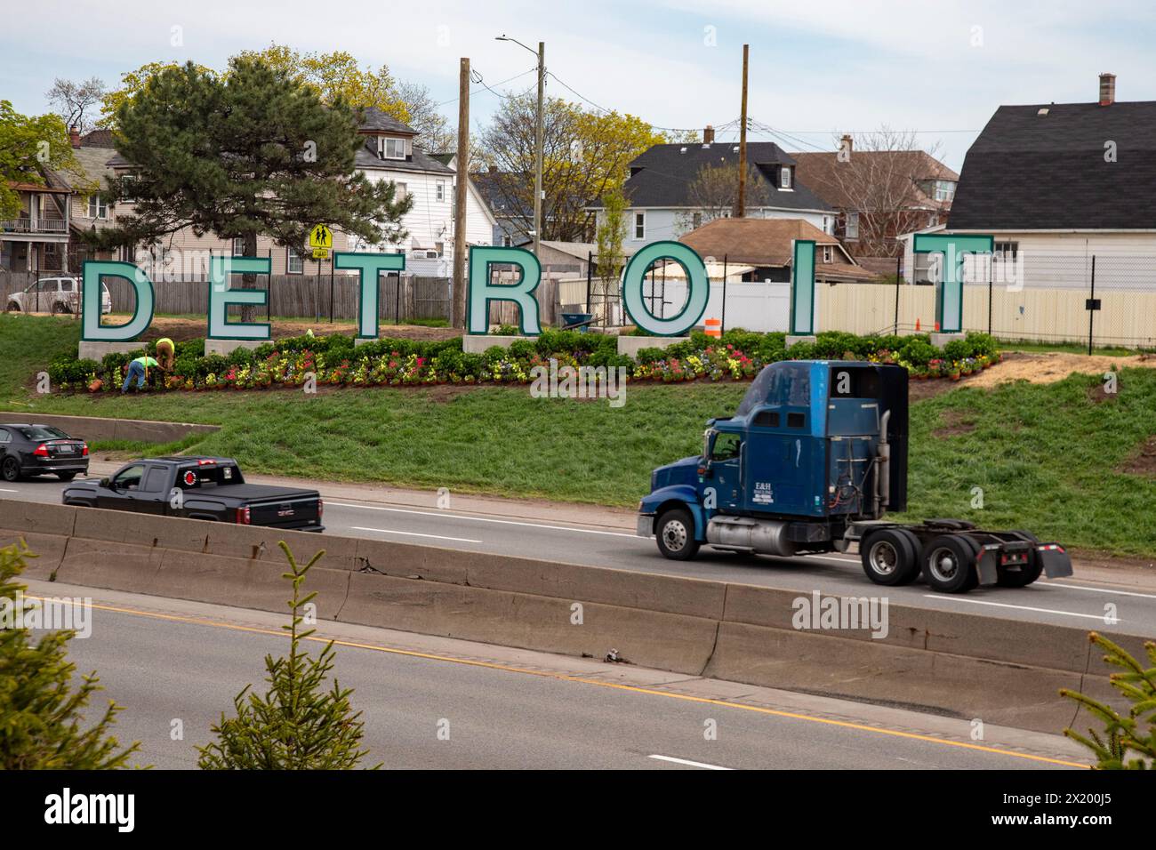 Detroit, Michigan - Un nuovo cartello di benvenuto a Detroit è stato apposto lungo l'Interstate 94 prima del Draft NFL, che si terrà nella città di Apri Foto Stock