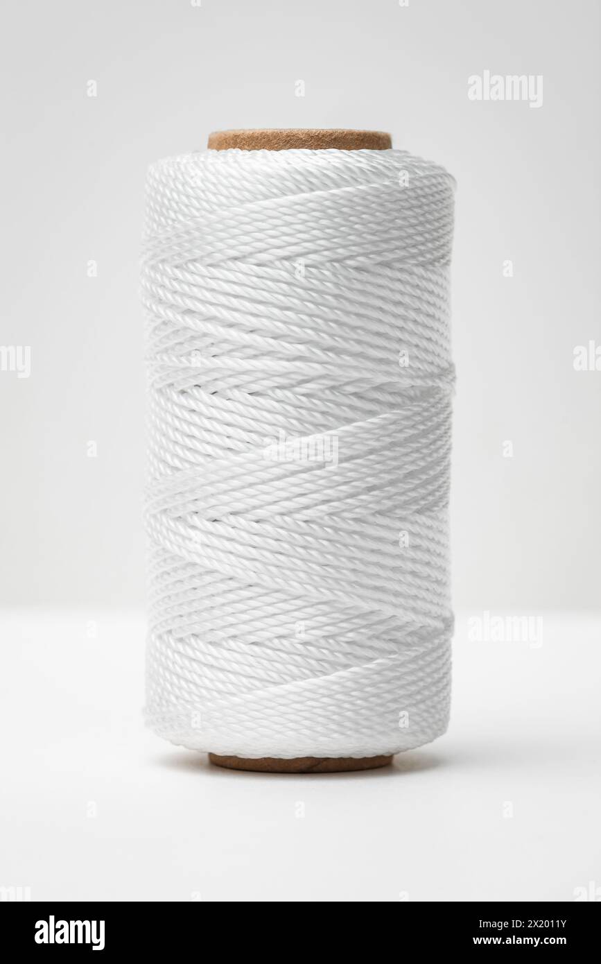 Corde di spago in nylon bobina bobina bobina bobina cilindro filettatura bobina sfondo bianco setoso Foto Stock