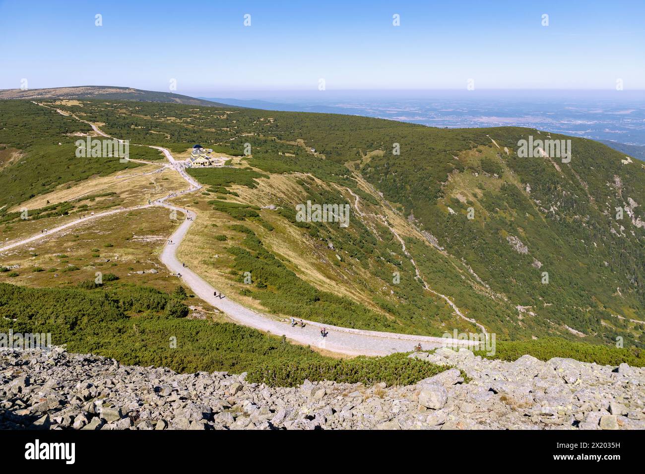 Sentieri escursionistici per Sněžka (Śnieżka; Sniezka) e area di riposo presso lo Schlesierhaus (Dom Śląski; Dom Slaski) nel Parco Nazionale dei Monti Giganti (Karkonosk Foto Stock