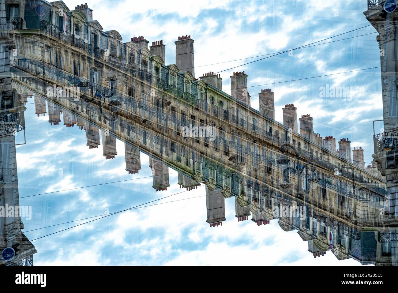 Doppia esposizione di un grande edificio a Marsiglia, Francia. Foto Stock