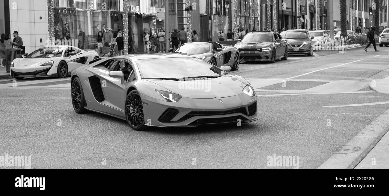 Los Angeles, California USA - 11 aprile 2021: Blue Lamborghini Aventador vista frontale angolo. Foto Stock
