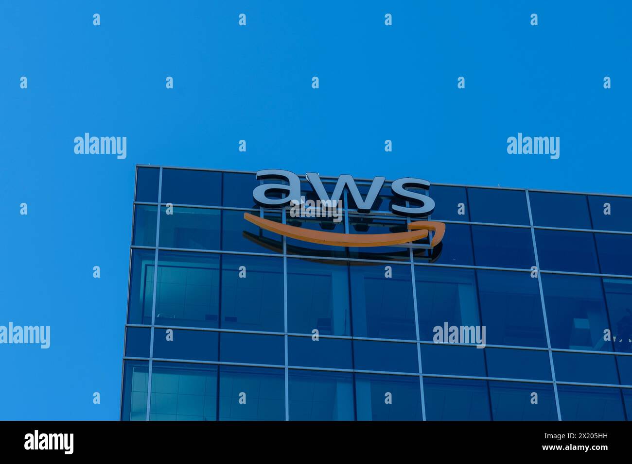 Il logo aws (Amazon Web Services) è apposto sull'edificio degli uffici di Houston, Texas, Stati Uniti. Foto Stock